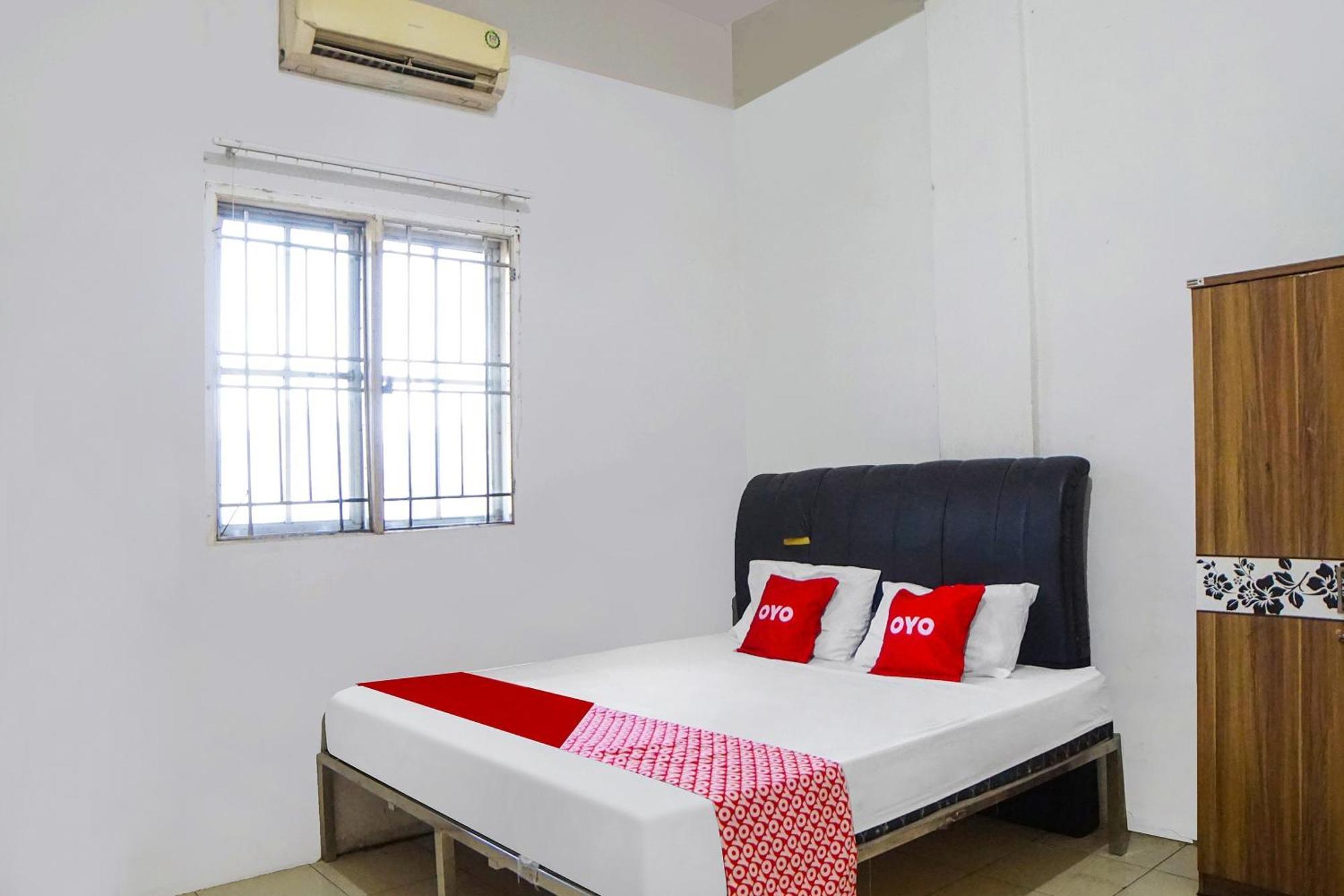 Oyo 92403 Gatsu Homestay Medan Esterno foto