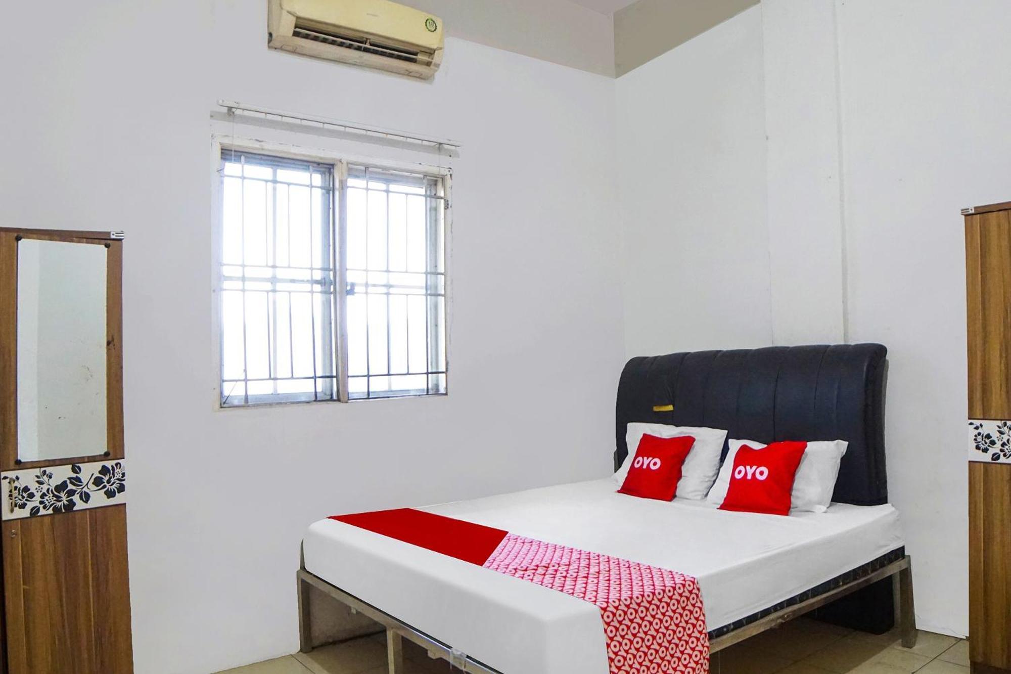 Oyo 92403 Gatsu Homestay Medan Esterno foto
