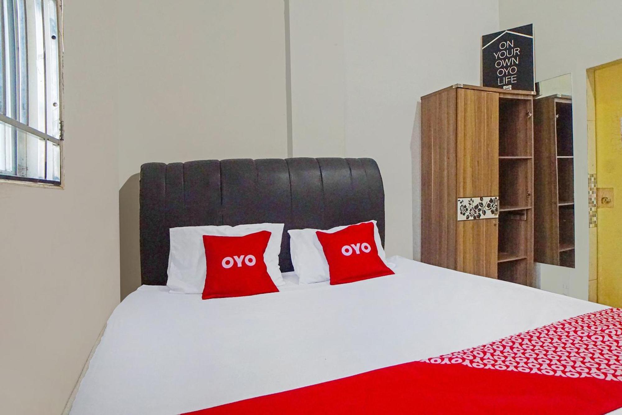 Oyo 92403 Gatsu Homestay Medan Esterno foto
