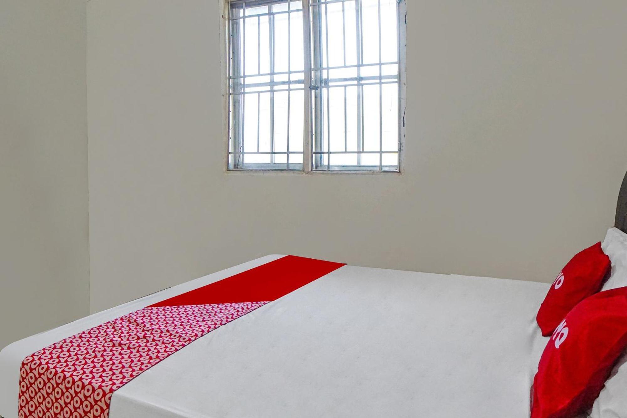 Oyo 92403 Gatsu Homestay Medan Esterno foto